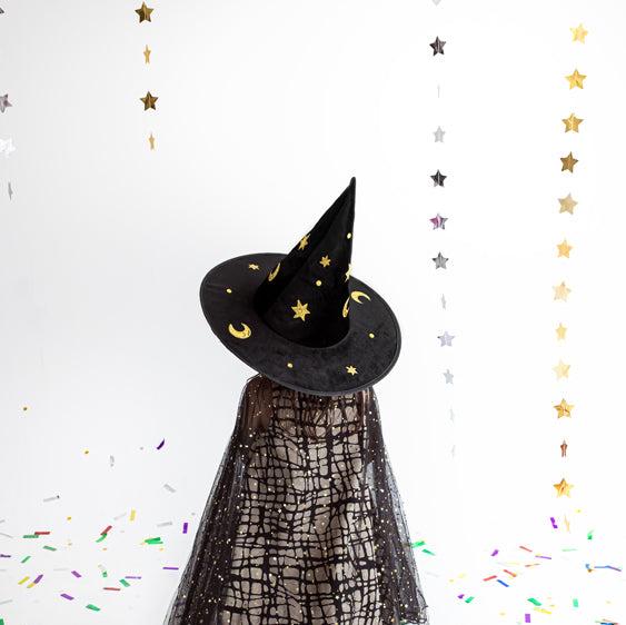 Cappello da strega nero e decorazioni oro