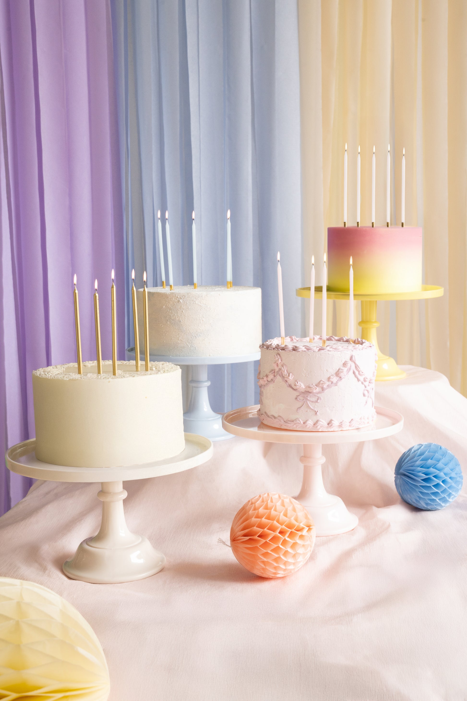 Confezione da 20 alzate per torte in cartone multicolore a 3 Confezione da 20 alzate per torte in cartone multicolore a 3