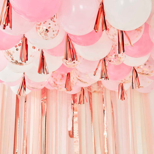 Arco di palloncini a soffitto - rosa e oro rosa con backdrop